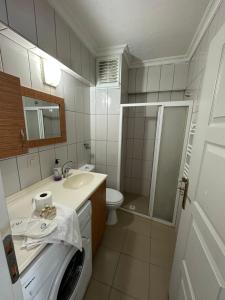 y baño con lavadora y lavamanos. en GÖKTÜRK APART, en Trabzon