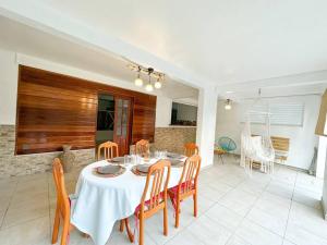聖安妮的住宿－Kapumati Villa - Évasion en Martinique，一间配备有白色桌椅的用餐室