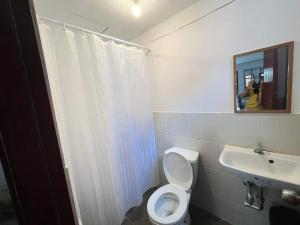 y baño con aseo blanco y lavamanos. en Montierra Subdivision CDO Staycation88 en Cagayán de Oro
