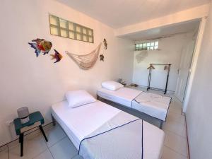 una habitación con 2 camas y un teléfono. en Kapumati Villa - Évasion en Martinique, en Sainte-Anne