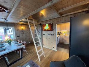 ein Zimmer mit einem Esstisch und einer Leiter in der Unterkunft Ingrid Rorbu, Å i Lofoten in Å
