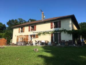 a large white house with a yard in front of it at Maison Blanche De Hudson in Cussac