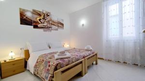 una camera con un letto e una foto appesa al muro di Elegante alloggio zona storica a Lecco