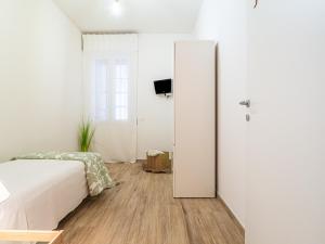 1 dormitorio con 1 cama y puerta corredera en B&B La Villa 3.0, en Nonantola