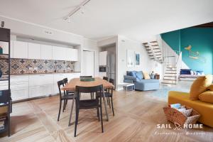 een keuken en een woonkamer met een tafel en stoelen bij Sail Home in Campione del Garda