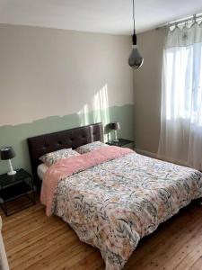 - une chambre avec un lit, deux lampes et une fenêtre dans l'établissement Maison de charme proche centre-ville, à Dieppe