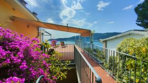 einen Balkon mit Blumen und Blick auf das Wasser in der Unterkunft La Terrazza sul Mare View in Porto Venere