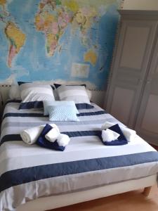 1 dormitorio con 1 cama con mapa en la pared en Evènements le Mans et sa région, en Challes