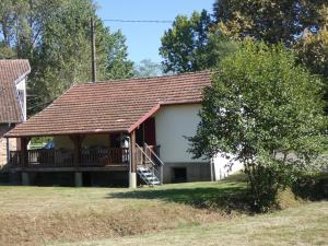 une maison avec une terrasse couverte et une terrasse dans l'établissement Le moulin, à Préchacq-les-Bains