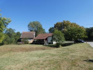 une maison sur une colline avec une cour dans l'établissement Le moulin, à Préchacq-les-Bains