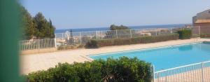 Basen w obiekcie appt 2 ou 4 personnes avec piscine, tennis et parking privé lub w pobliżu
