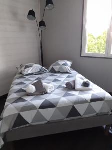 1 dormitorio con cama blanca y negra con almohadas en Evènements le Mans et sa région, en Challes