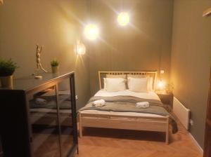 een slaapkamer met een bed met twee handdoeken erop bij A+ Budapest Downtown Apartments Akácfa in Boedapest