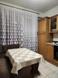 una cocina con una mesa con un mantel a cuadros. en Apartment at Abovyan Street, en Ereván