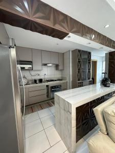 cocina con encimera grande en una habitación en Napolitan Paradise Apartamento Dom Pedro Manaus, en Manaus