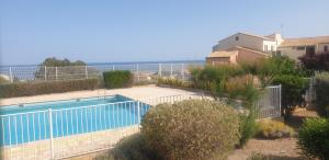 basen z ogrodzeniem obok domu w obiekcie appt 2 ou 4 personnes avec piscine, tennis et parking privé w mieście Fleury