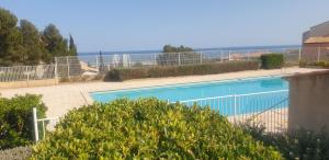 Basen w obiekcie appt 2 ou 4 personnes avec piscine, tennis et parking privé lub w pobliżu
