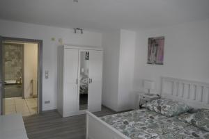 a bedroom with a bed and a door to a bathroom at schöner als Zuhause - Ferienwohnung in Butzbach in Butzbach