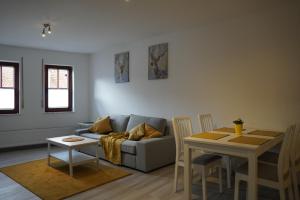 a living room with a couch and a table at schöner als Zuhause - Ferienwohnung in Butzbach in Butzbach