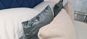 un grupo de almohadas sentadas en una cama en Seagull Place - The Lanes Brighton City Centre en Brighton & Hove