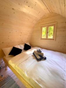 sypialnia z łóżkiem w drewnianym domku w obiekcie Merineitsi metsamaja w mieście Tahkuna