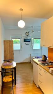 uma cozinha com uma mesa e uma cadeira num quarto em Apartments Neven em Omiš