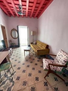 sala de estar con sofá, mesa y sillas en Apartamentos la Selva - Rafael de la Viesca, en Cádiz