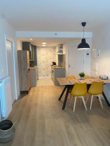 a kitchen and dining room with a table and chairs at Apartamento Kerr in Azpeitia