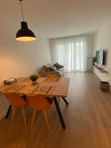 uma sala de estar com uma mesa de madeira e cadeiras em Apartamento Kerr em Azpeitia