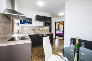 Kuchyň nebo kuchyňský kout v ubytování Apartmány Slunce