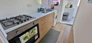 Kuhinja oz. manjša kuhinja v nastanitvi Home In Harrow/Wembley