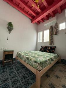 1 dormitorio con 1 cama grande en una habitación en Apartamentos la Selva - Rafael de la Viesca, en Cádiz