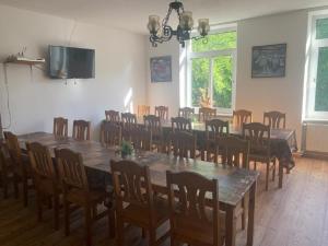 a large dining room with a large table and chairs at Gutshausferien im Ostseehinterland 