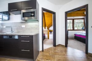 Kuchyň nebo kuchyňský kout v ubytování Apartmány Slunce