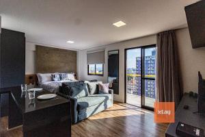 een woonkamer met een bank en een tafel bij Xtay BK30 Santana - Apartamentos decorados próximos ao metrô in Sao Paulo