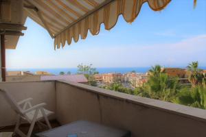 balcone con sedia e vista sull'oceano di Appartamenti Orchidea a Tropea