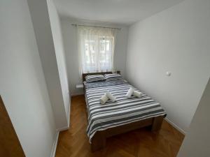 two beds in a small room with a window at Hill 3 in Viskovo