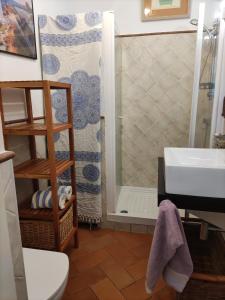 bagno con doccia e lavandino di Caños de Meca Apartamento frente al mar a Los Caños de Meca