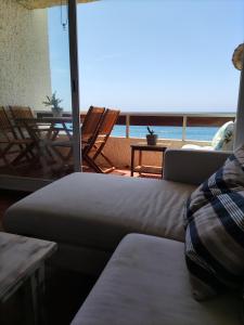un soggiorno con divano, tavolo e sedie di Caños de Meca Apartamento frente al mar a Los Caños de Meca