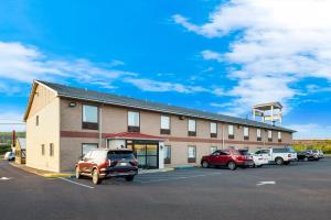 un edificio con coches estacionados en un estacionamiento en Red Roof Inn Allentown South, en Allentown