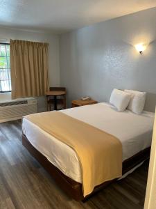 una camera d'albergo con un grande letto e una finestra di Premier Inns Thousand Oaks a Thousand Oaks