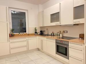A kitchen or kitchenette at The Relaxed Apartment Oberursel