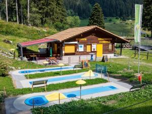 Bazén v ubytování Hotel Mischun nebo v jeho okolí