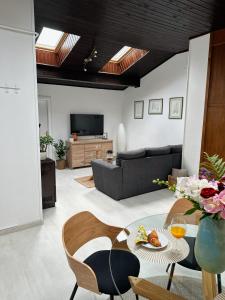 - un salon avec une table et un canapé dans l'établissement Mira's Apartment, à Križevci