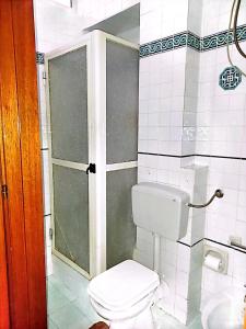 a small bathroom with a toilet and a shower at Casa al centro in Palermo