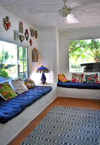 Cette chambre comprend 2 lits avec des oreillers et un tapis. dans l'établissement El Canto del Mar, à Santa Marta