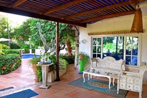 - une terrasse couverte avec un banc dans l'établissement El Canto del Mar, à Santa Marta