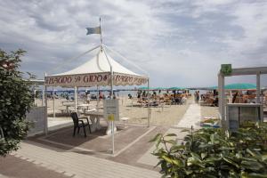 Tienda en la playa con mesa y sillas en Hotel Euro, en Bellaria-Igea Marina