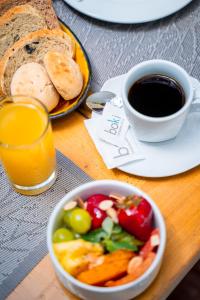 uma mesa com uma taça de fruta e uma chávena de café em Rugendas by Time em Santiago