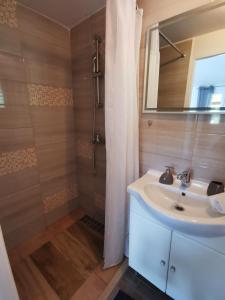 bagno con lavandino e doccia di Apartment Maslina a Vrboska (Verbosca)
